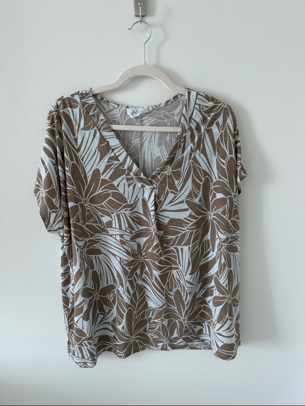Floral V-Neck Short Sleeve Top in Brown and White